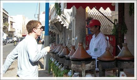 Frage nach dem Preis für ein Tajinegericht in den Straßen von Marakesch, Marokko