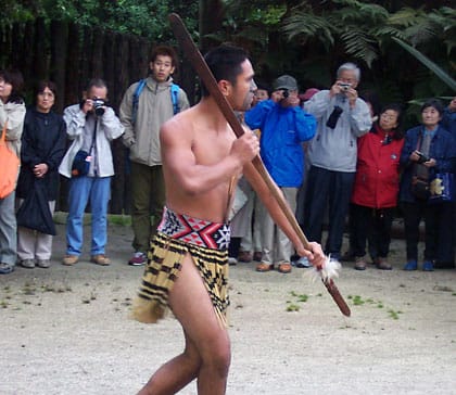 Ein Maori heißt Willkommen in Rotorua Neuseeland