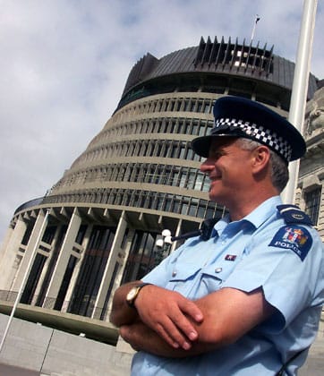 Ein Polizist vor dem Beehive in Wellington Neuseeland