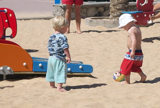 zwei Jungen spielen auf dem Spielplatz auf Gran Canaria. zwei Jungen spielen auf dem Spielplatz auf Gran Canaria.