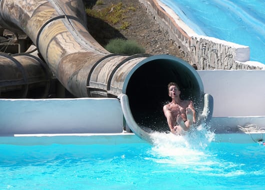 Ein Mann fliegt aus dem Wasser raus auf Atlantica Gran Canaria. Ein Mann fliegt aus dem Wasser raus auf Atlantica Gran Canaria.