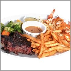 Pommes Frites und gebratenes Fleisch