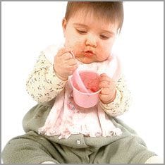 Baby isst feste Nahrung