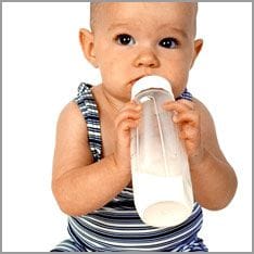 Baby trinkt Milch, Ernährung