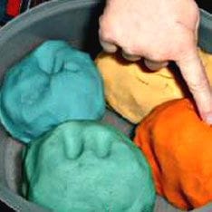 selbstgemachte bunte Knete für Kinder