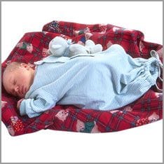 Baby in Pucksack gewickelt