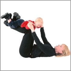 Mutter spielt mit Baby