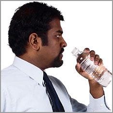 Mann trinkt Wasser