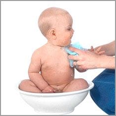 Baby in der Badewanne