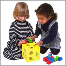 Kinderspielzeug, Kinder spielen mit Würfel