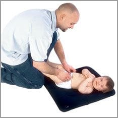 padre cambia pañal a bebe
