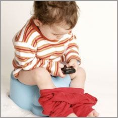 niño usando orinal