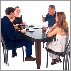 Familie am Esstisch