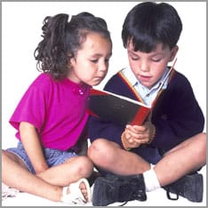 Kinder lesen ein Buch