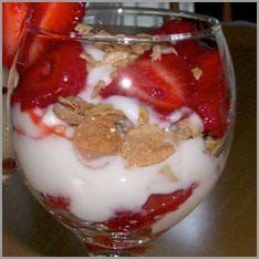 Yoghurt with strawberries and cornflakes