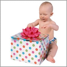Baby macht Gesckenk auf