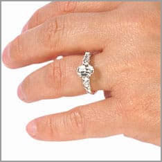 Diamantring an der Hand