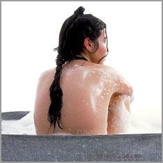 Frau wäscht Haare