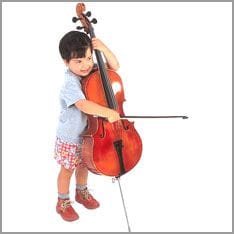 Kind spielt Cello