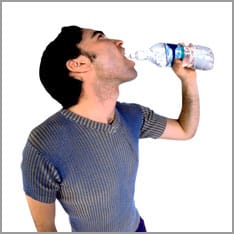 Mann trinkt Wasser