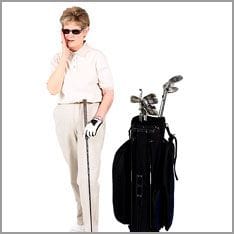 Frau beim Golfspielen