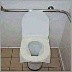 Toilette mit Sitzabdeckung