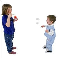 Kinder machen Seifenblasen