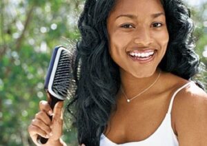 Frau bürstet Haare