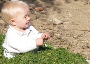 Baby im Gras
