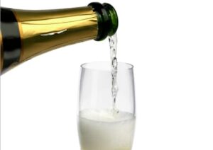 Champagner eingiessen