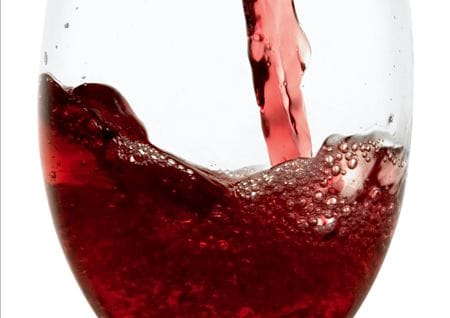 Rotwein einschenken