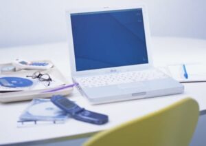 MacBook auf dem Tisch