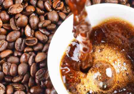 Kaffeebohnen und frischer Kaffee
