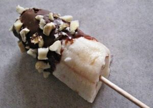 Banane am Stiel mit Schokolade
