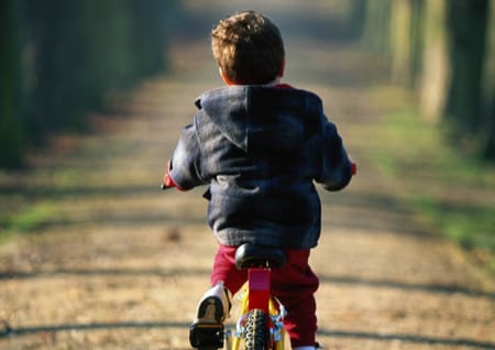 Junge fährt Fahrrad