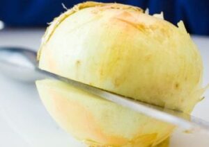 Messer in der Zwiebel