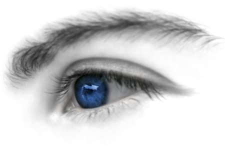 Auge mit farbiger Kontaktlinse