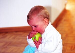 Kleinkind isst frischen Apfel