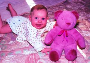 Baby mit Plüschtier