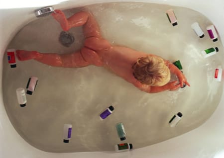 Kind ind er Badewanne