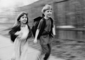 Kinder und fremde Menschen