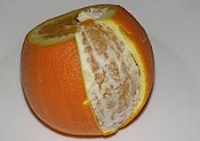 Orange mit Schale herausgetrennt