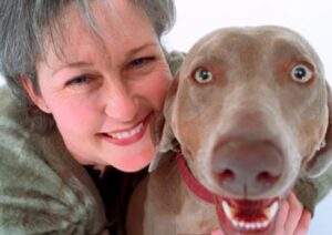Frauchen und Hund; Hausapotheke für Tierhalter