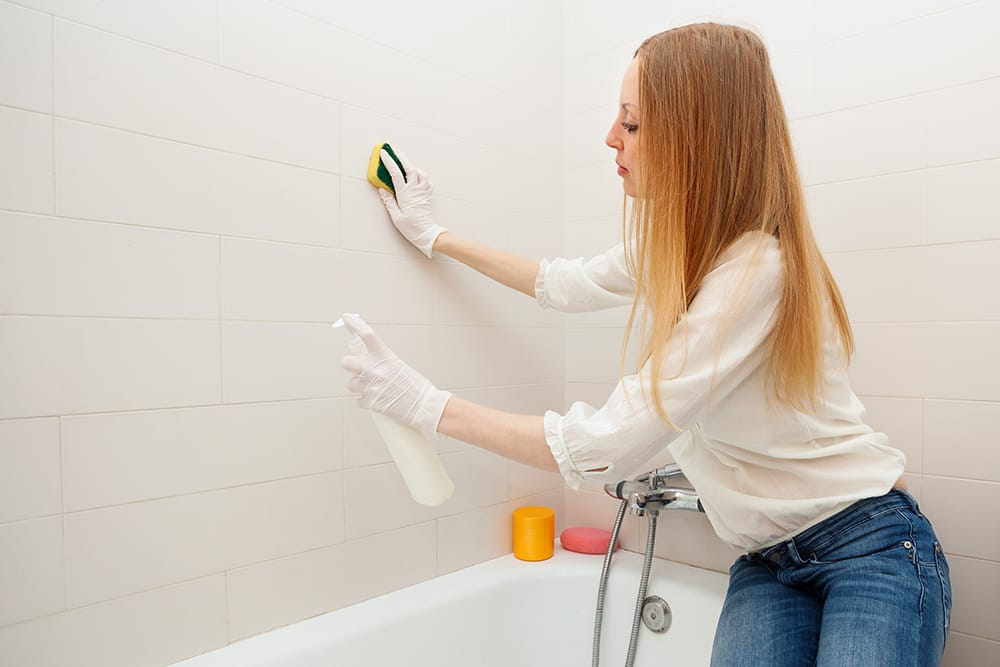 Wie reinigt man eine Dusche mit Blaustich