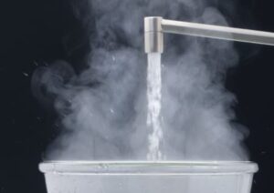 dampfendes, heisses Wasser