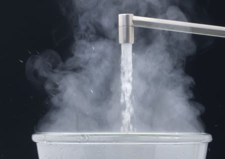 dampfendes, heisses Wasser