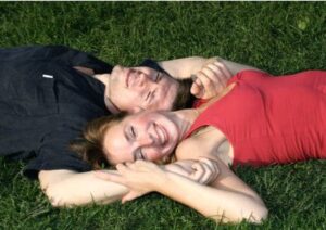 Liebespaar im Gras