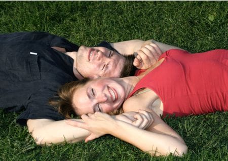 Liebespaar im Gras