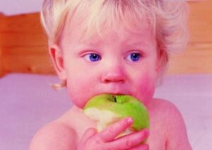 Kinder und frisches Obst