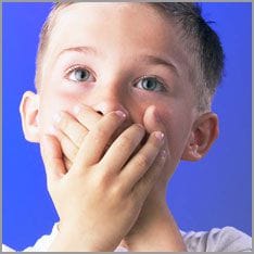 Un niño a quien le duele la boca por comer muchos chuches